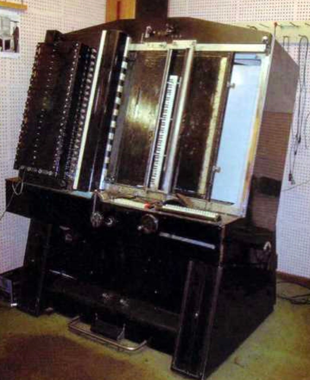 The ANS photoelectronic synthesizer, a large glass-and-metal machine for drawing sound