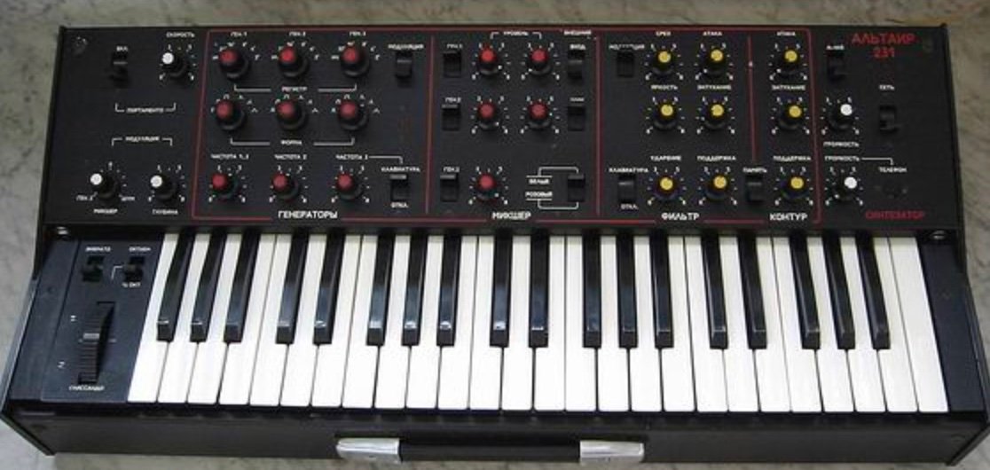 Altair 231 Soviet monosynth with red, white and yellow knobs
